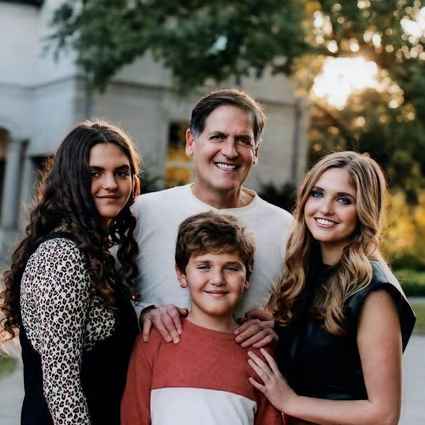 Mark Cuban with his kids, i.e. two daughters and a son. 